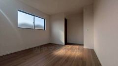 ご夫婦お二人のプライベートシーンを演出する寝室は、大容量のウォークインクローゼット付き。