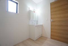 同仕様写真。三面鏡裏収納付き洗面化粧台です＾＾ 歯磨きセットやスキンケア用品などの収納に便利ですね。 生活感も隠すことができ、来客時にも安心です。