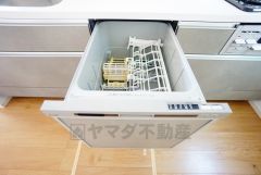食事の後の手間を解消する食器洗い乾燥機付。冬場の洗い物で手荒れの悩みもなくなります。手洗いよりも節約できて便利。