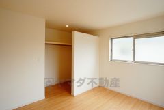 同仕様写真。住む人のこだわりを活かす洋室。日当たりがよく、寝室としての利用もおすすめ。広めのウォークインクローゼットには荷物をすっきり片付けられ、ゆとりのある暮らしが出来ます＾＾