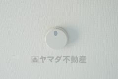 火災による煙や熱を感知して、警報音やブザー等で火災の発生を知らせてくれる火災警報器。
