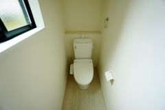 同仕様写真。温水洗浄機付トイレです。節水機能もあるので、安心して使えますね。もちろん、1階2階の2ヶ所にトイレがあるので、忙しい朝にもゆとりができますね。