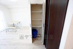 物が散らかりやすいリビングに収納スペースを確保。書類や雑貨をひとまとめにできまるため、お部屋をすっきりさせることが出来ます。