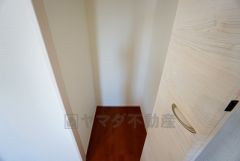 同仕様写真。2階の廊下にも収納を確保。各居室に入りきれなかった荷物や、2階で使用する日用品のストック置き場に便利です。