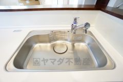 広々としたステンレスシンクには、洗剤やスポンジを収納出来るラック付き。広さも確保しているので、大きなお鍋も洗いやすいです。