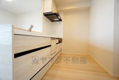 対面式キッチンが家族の会話も盛り上げます。冷蔵庫、カップボードも余裕で置ける広さを確保しています。