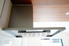お手入れが簡単なスリム型レンジフードです。調理により発生する油煙や臭いを吸い込み、屋外へ排気してくれます。