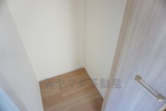 同仕様写真。2階の廊下にも収納を確保。各居室に入りきれなかった荷物や、2階で使用する日用品のストック置き場に便利です。
