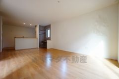 同仕様写真。家族が集まる開放的なリビング。思い思いの時間を過ごしたり食事をしたり、素敵な団らんの場になりますね＾＾