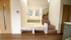 リビング一角にマルチスキップを配置。視線が変わることで空間にメリハリが生まれ、家族のくつろぎやお子様の遊び場としても活躍します。