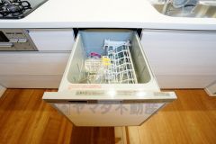 炊事時間を大幅に短縮できる食器洗浄乾燥機付き＾＾食器を洗う手間が減るので家族とのコミュニケーションの時間や自分の時間が増えますね。