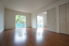 同仕様写真。大きな窓のあるリビングは、陽光あふれる明るい空間です。居心地良く、ご家族皆がゆったり寛げる憩いの空間となりそうです。