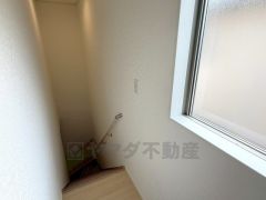 小さなお子様やご高齢の方でも安心できる、手すり付き階段。段差も低めで設定されており、安全性にも優れています。