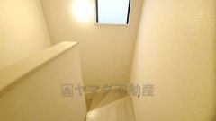 小さなお子様やご高齢の方でも安心できる、手すり付き階段。段差も低めで設定されており、安全性にも優れています。