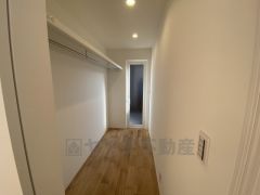 収納力豊富なウォークインクローゼット。洋服や小物などを1箇所にまとめて美しい収納を実現します。スーツケースのような大型の荷物も置けます＾＾