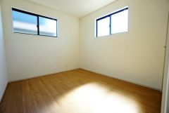 2面採光を確保した明るい室内は、風通しも良く、大変居心地の良い空間となっております。日当たりがよく、子供部屋としての利用もおすすめ。