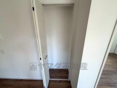 日用品の収納に便利なリビング収納あり。扉付きなので、中の荷物を来客に見られる心配がありません＾＾