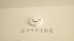 火災による煙や熱を感知して、警報音やブザー等で火災の発生を知らせてくれる火災警報器。