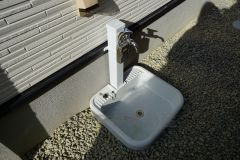 お庭に外水栓付き。庭掃除や植物への水やり、お子様用のプールなど大活躍すること間違いなし。ペットを飼われているご家族様にもオススメです＾＾