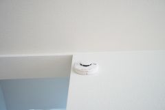 火災報知器が設置されていることで、火災の発生をいち早く感知し、就寝中や留守中でも素早く危険を知らせてくれるため、家族の安全を確保し被害を最小限に抑えられます。