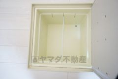 キッチンにある床下収納は、居住スペースを減らさずに買い置きの調味料や非常食などを保管することができます。