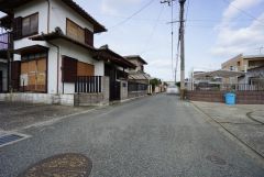 現地（2025年3月7日）撮影。住人以外の車の進入も少なく、小さなお子様を持つご家庭にも安心です。