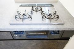 複数の調理を一度に行うことができる3口コンロ。効率よくお料理が出来ます。毎日のお料理も楽しくなりますね＾＾