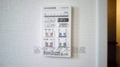 浴室暖房乾燥機付き。天候に左右されず、いつでも好きなときに洗濯物を干せるので、仕事や家事で忙しい方に重宝します。