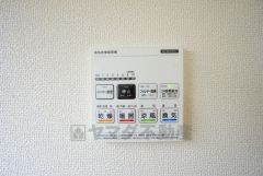 雨の日の洗濯も安心できる浴室暖房乾燥機付き浴室。リモコンで操作もボタン1つで簡単。