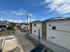 日差しが遮られないように隣家との間に距離を設けています。住宅地ですのでご近所様とコミュニケーション取りやすい距離感が良いですね。