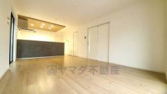 リビングは広々とした設計で、家族が集い、寛ぐ暮らしの空間を演出しています。思い思いの時間を過ごしたり、家族みんなで食事をしたり、素敵な団らんの場になりますね。