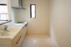 同仕様写真。対面式キッチンなのでリビングにいるご家族とコミュニケーションを取りながら洗い物や、お料理が楽しめそうですね＾＾