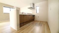 リビングにいるお子様を見守りながらお料理ができる対面キッチン。カウンタートップの汚れもサッと拭き取ることができ、お掃除ラクラク＾＾