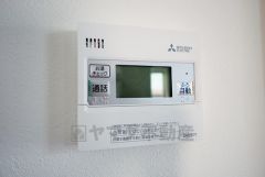 キッチン横からお湯張り、追い炊き、足し湯がボタン一つで楽々操作できる給湯機リモコンです。忙しい夕飯準備の時間帯に重宝しますね。