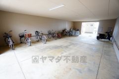 大切な自転車を守れるよう屋根付きの自転車置き場になっております。