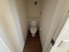 温水洗浄機付トイレです。節水機能もあるので、安心して使えますね。もちろん、1階2階の2ヶ所にトイレがあるので、忙しい朝にもゆとりができますね。