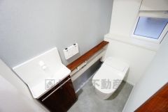 節水・静音設計でエネルギーを効率よく使用し省エネ。汚れをガードする構造でサッと一拭き、お手入れが簡単。