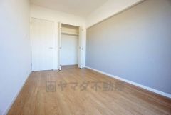 住む人のこだわりを活かす洋室。日当たりがよく、寝室としての利用もおすすめ。広めのクローゼットには荷物をすっきり片付けられ、ゆとりのある暮らしが出来ます＾＾