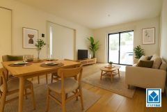 家具はイメージです。大きな窓のあるリビングは、陽光あふれる明るい空間です。居心地良く、ご家族皆がゆったり寛げる憩いの空間となりそうです。