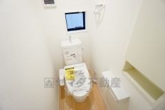 温水洗浄機付トイレです。節水機能もあるので、安心して使えますね。もちろん、1階2階の2ヶ所にトイレがあるので、忙しい朝にもゆとりができますね。