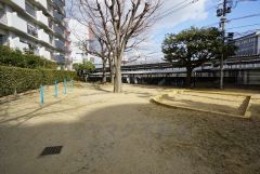 子育て層にうれしい敷地内公園。 小さな子供を目の届くマンション内で遊ばせられるので安心です。 わざわざ出かけなくても、遊べるので天候に左右されにくいことも助かりますね＾＾