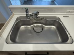 広々とした凸型シンクに洗剤ポケットを標準装備。大きなお鍋など洗いやすいです。