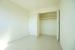 机やベッドを置いても広々とした空間です＾＾子供部屋としての利用もおすすめ。クローゼット付きなので、すっきりと整理整頓でき気持ちよく過ごせますね＾＾