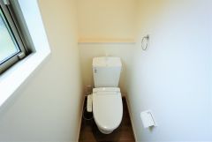 同仕様写真。温水洗浄機付トイレです。節水機能もあるので、安心して使えますね。もちろん、1階2階の2ヶ所にトイレがあるので、忙しい朝にもゆとりができますね。