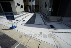 駐車スペースはゆとりある2台分を確保。マイカー用に、お客さま用に、余裕を持ってご利用いただけます。