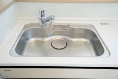 広々とした凸型シンクに洗剤ポケットを標準装備。大きなお鍋など洗いやすいです。