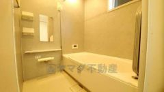 1日の疲れを癒すくつろぎのバスルーム。足を伸ばしてもゆったりと入れるサイズです。お子様と一緒にお風呂に入っても狭くないですね^^