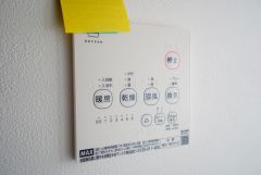 浴室暖房乾燥機付き。天候に左右されず、いつでも好きなときに洗濯物を干せるので、仕事や家事で忙しい方に重宝します。