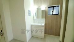 三面鏡つき洗面台。鏡裏にたっぷりとした収納スペースがあります。鏡を閉めてしまえば小物は見えないため、スッキリとした印象の洗面台にできます。