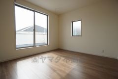 同仕様写真。寛ぎの時間を紡ぎだす主寝室は、大型ベッドを置いても余裕の広さを確保しています。